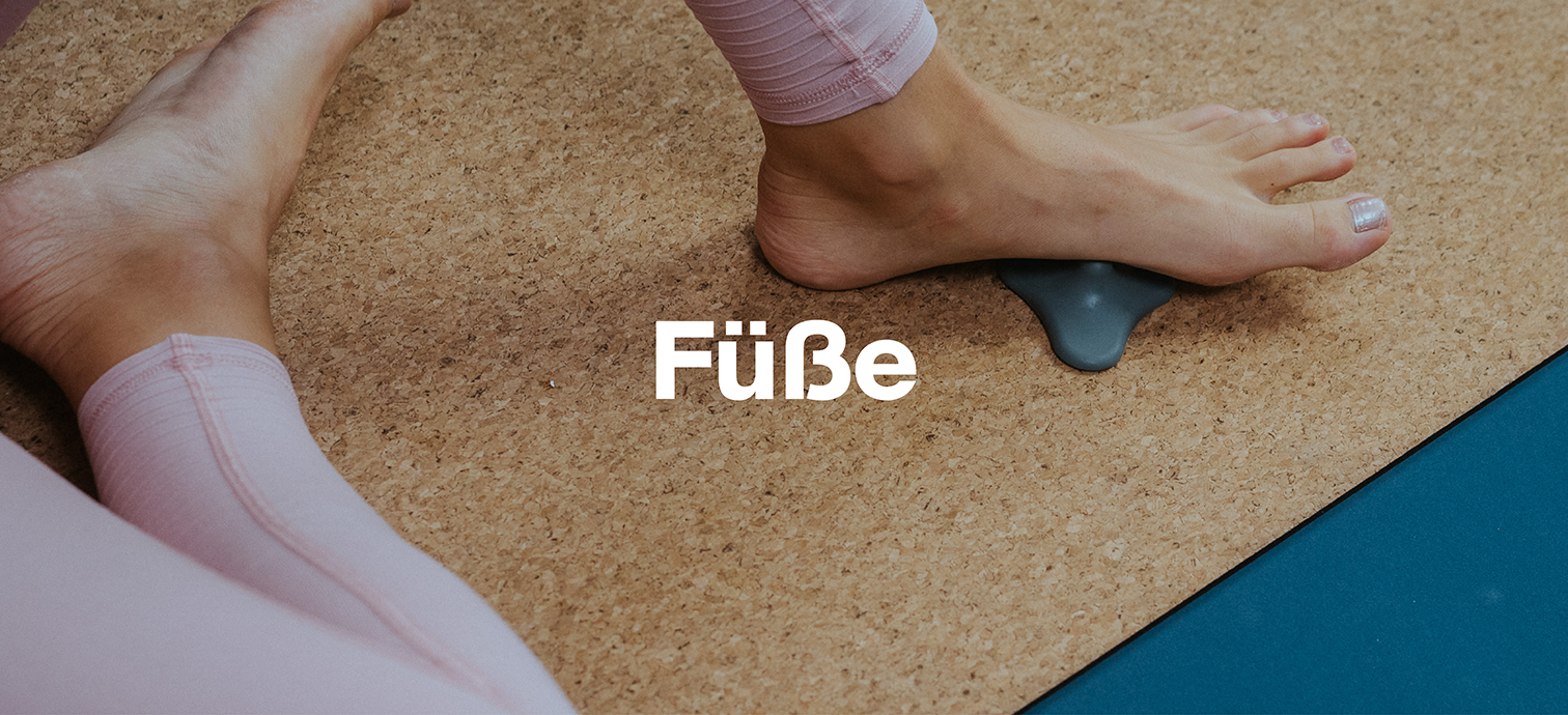 Wir zeigen dir Übungen mit den Triggerdingern für deine Füße. Du kannst die Übungen mit Beweglichkeitsübungen kombinieren. Wir zeigen dir wie es richtig geht